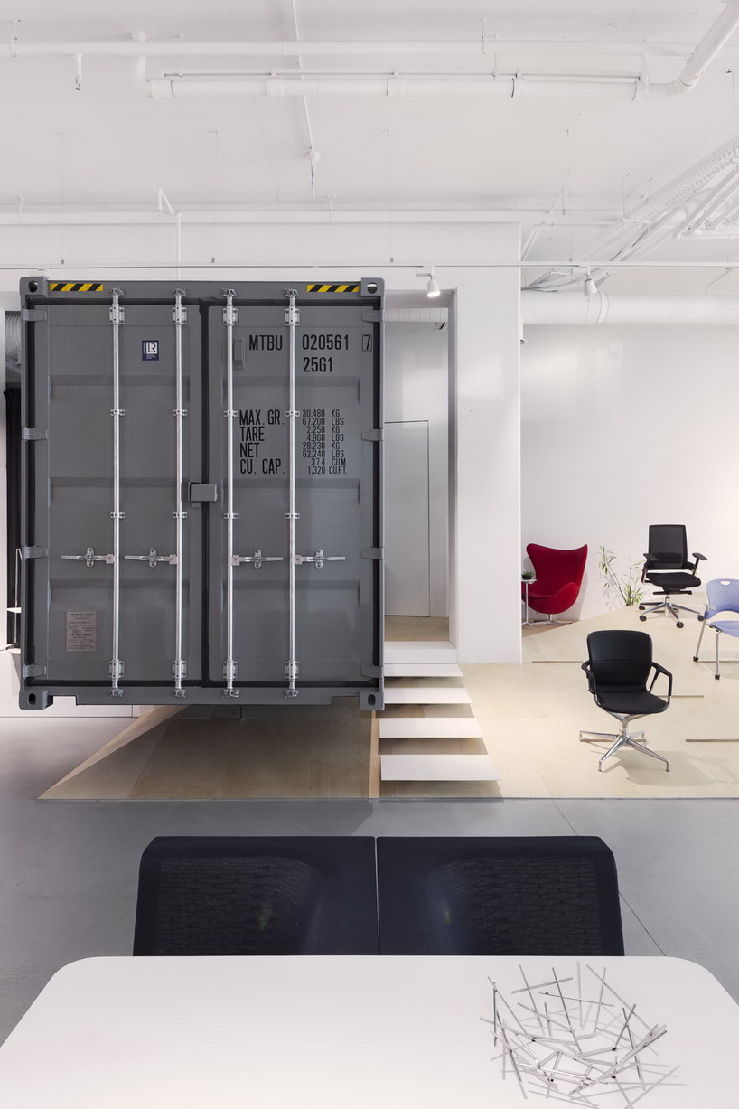 DA architects organizes workspace bulgaria's interior design with an industrial character