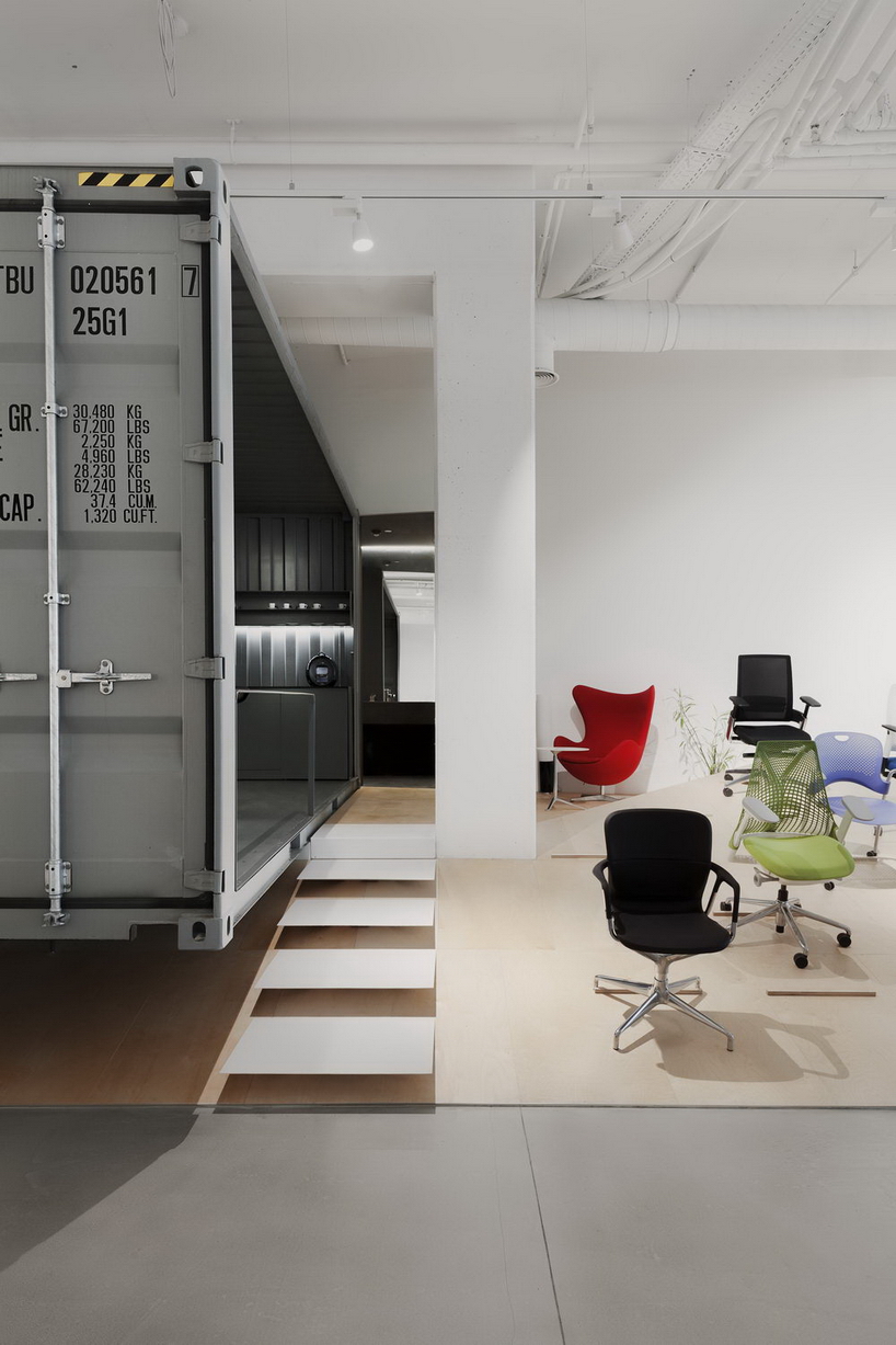 DA architects organizes workspace bulgaria's interior design with an industrial character