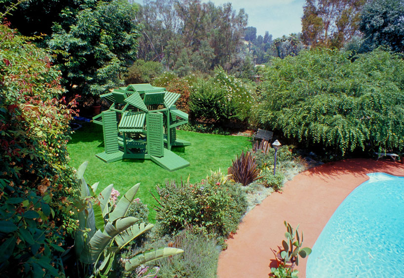 Treinta paneles de listones con bisagras crean un pabellón de jardín ajustable, por michael jantzen