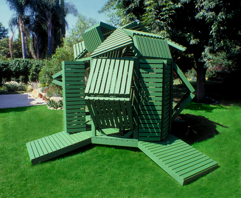 Treinta paneles de listones con bisagras crean un pabellón de jardín ajustable, por michael jantzen