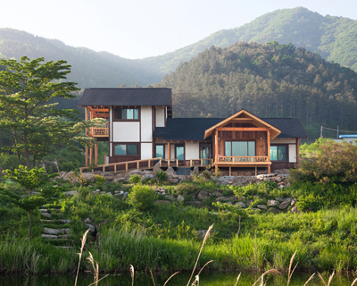 peaceful house on the hill in geochang by studio_GAON