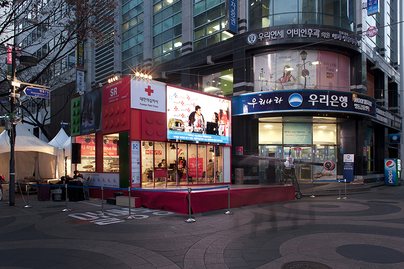 studio_GAON designs red cross cube pavilion as LEGO block