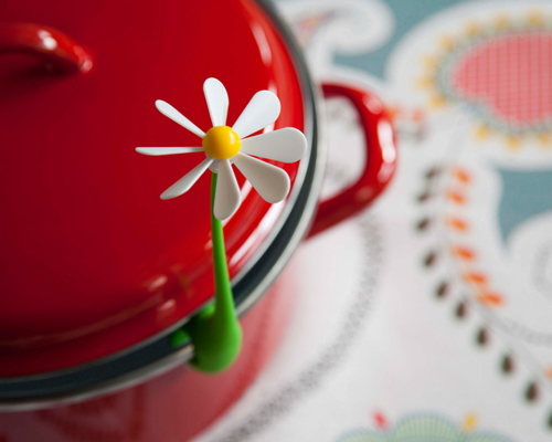 OTOTO keeps pot lid open with whirling flower power clip