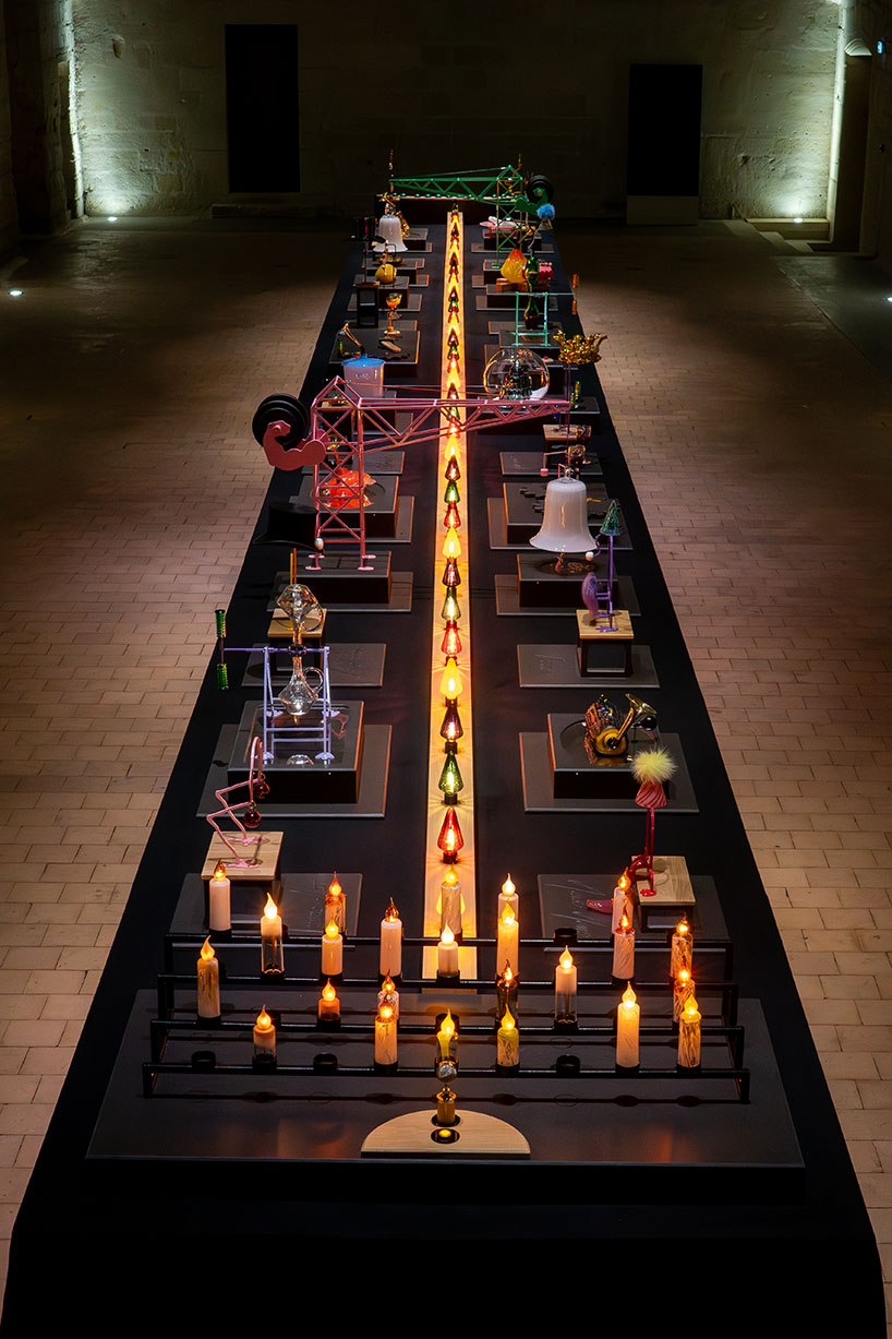 Máquinas sensoriales de vidrio, luces y sonidos dan vida a una mesa navideña interactiva de 20 m