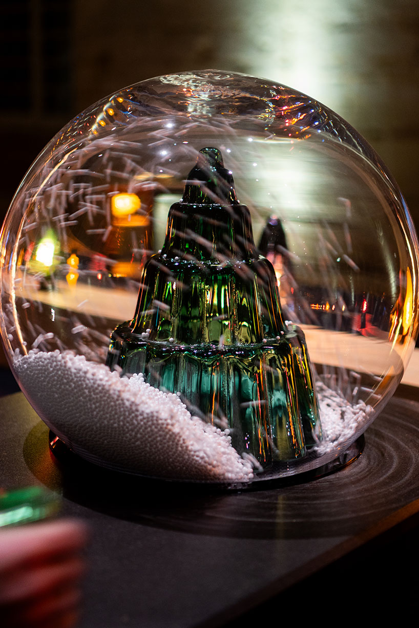 Máquinas sensoriales de vidrio, luces y sonidos dan vida a una mesa navideña interactiva de 20 m