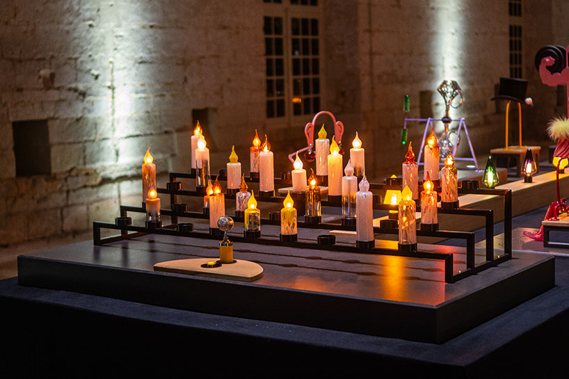 Máquinas sensoriales de vidrio, luces y sonidos dan vida a una mesa navideña interactiva de 20 m