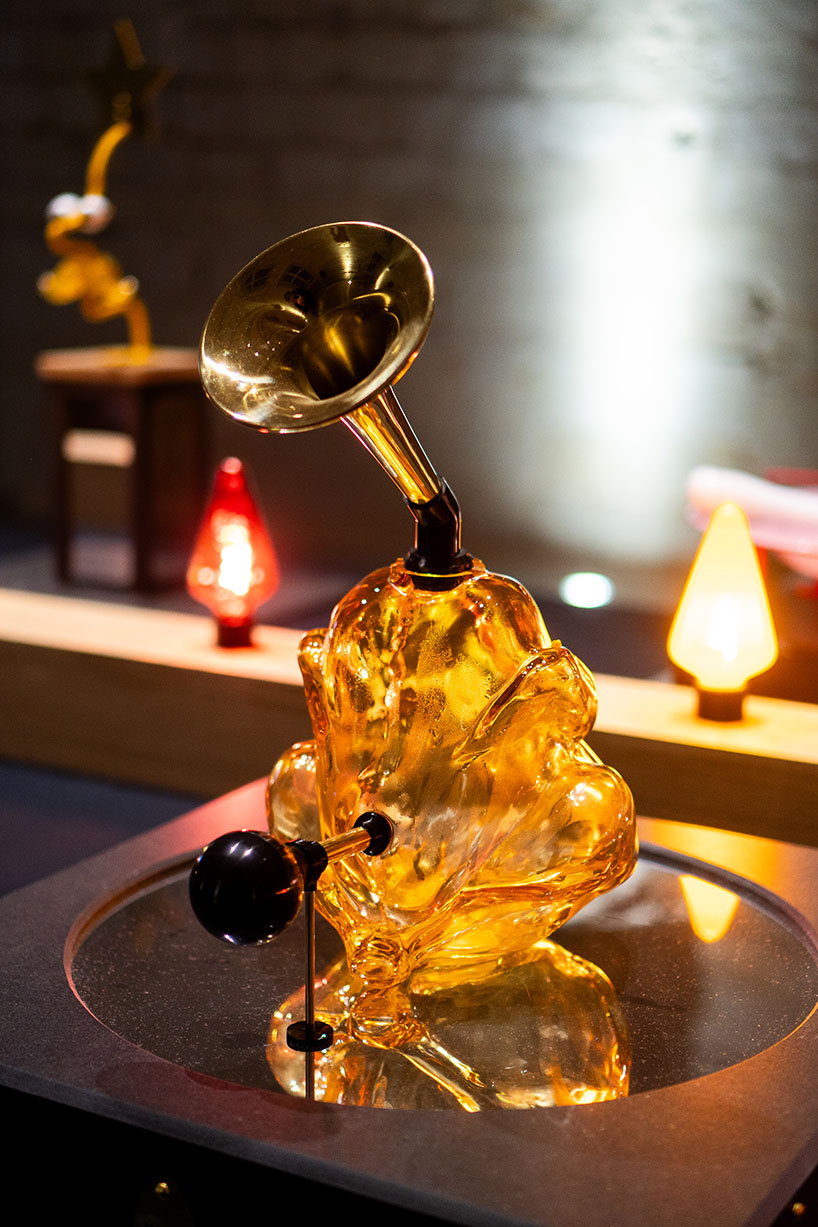 Máquinas sensoriales de vidrio, luces y sonidos dan vida a una mesa navideña interactiva de 20 m