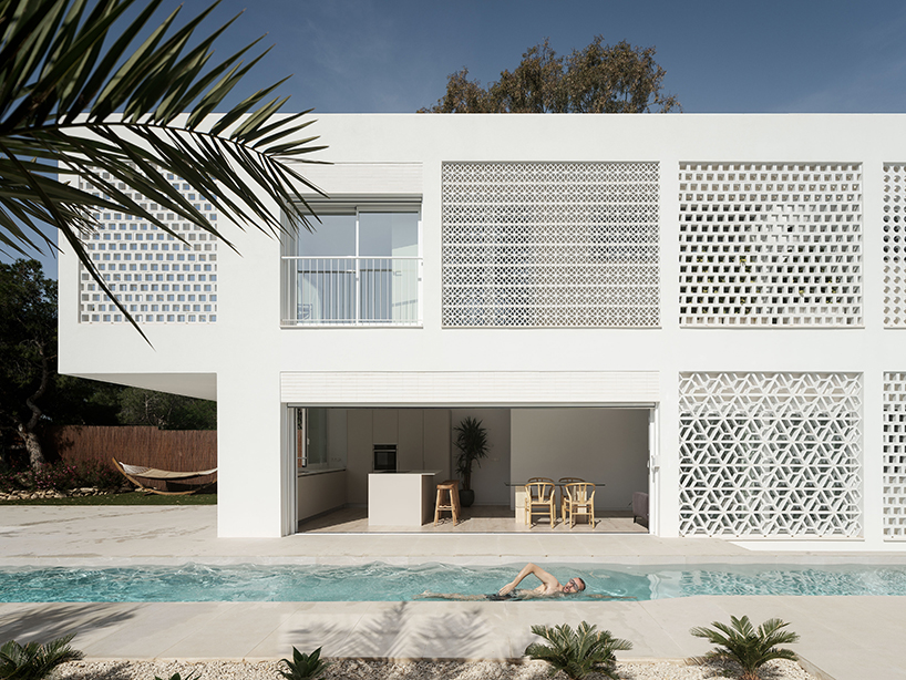 'Whiter than the White House' de Playstudio reinterpreta villas junto al mar en España