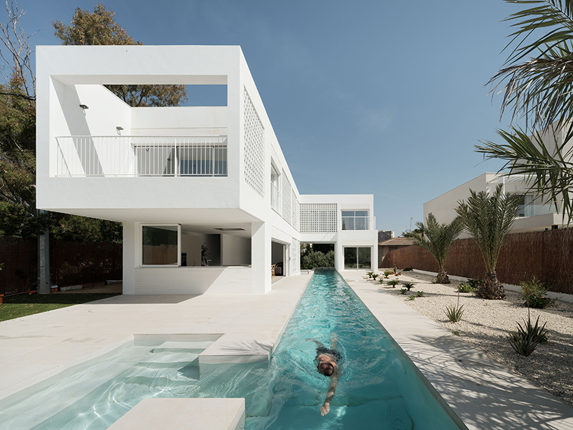 'Whiter than the White House' de Playstudio reinterpreta villas junto al mar en España