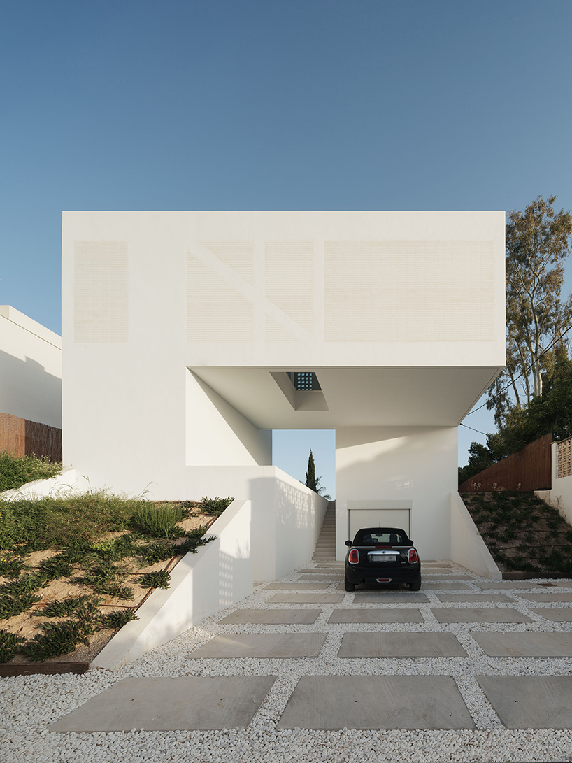 'Whiter than the White House' de Playstudio reinterpreta villas junto al mar en España