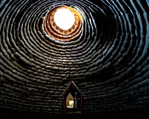 kikuma watanabe inserts shinto shrine into small pocket of niigata city