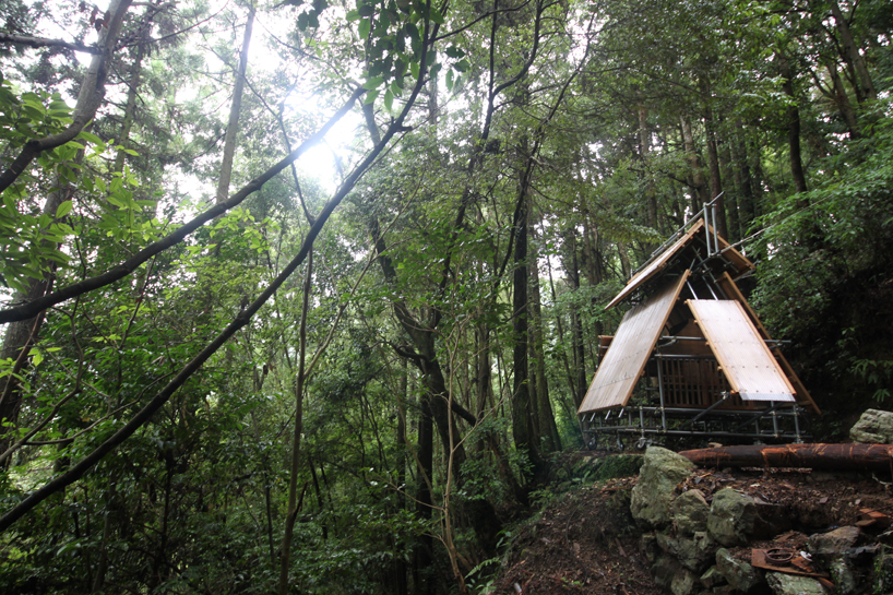 kikuma watanabe designs a movable wooden shinto shrine in the mountains of kochi