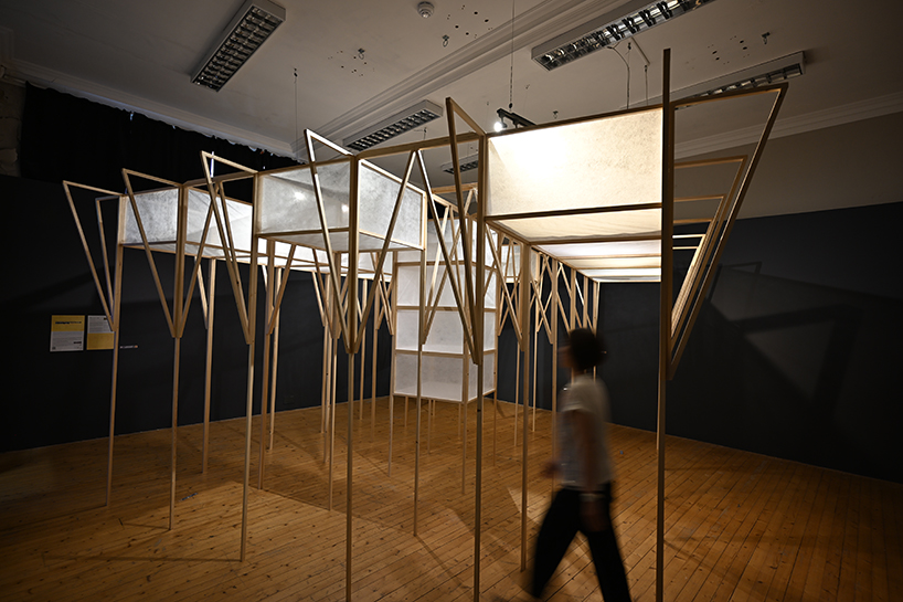 Instalasi kayu spesifik dari situs web Ryo Yamada menampilkan masa depan permukaan laut di Summerhall Arts