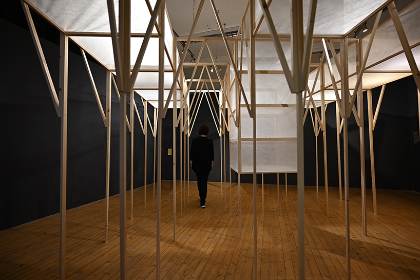 Instalasi kayu spesifik dari situs web Ryo Yamada menampilkan masa depan permukaan laut di Summerhall Arts