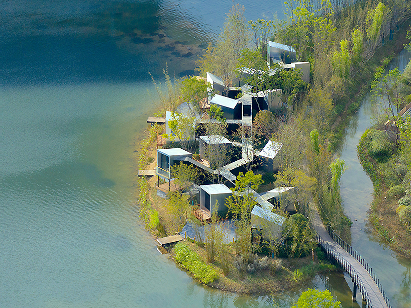 Un laberinto de tablones de madera carbonizados a mano. Mundo wiki. Cabañas intrincadas salpican las islas de Wuhan.