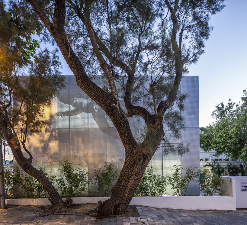 paritzki liani architects pays an homage to marc chagall with tel aviv school