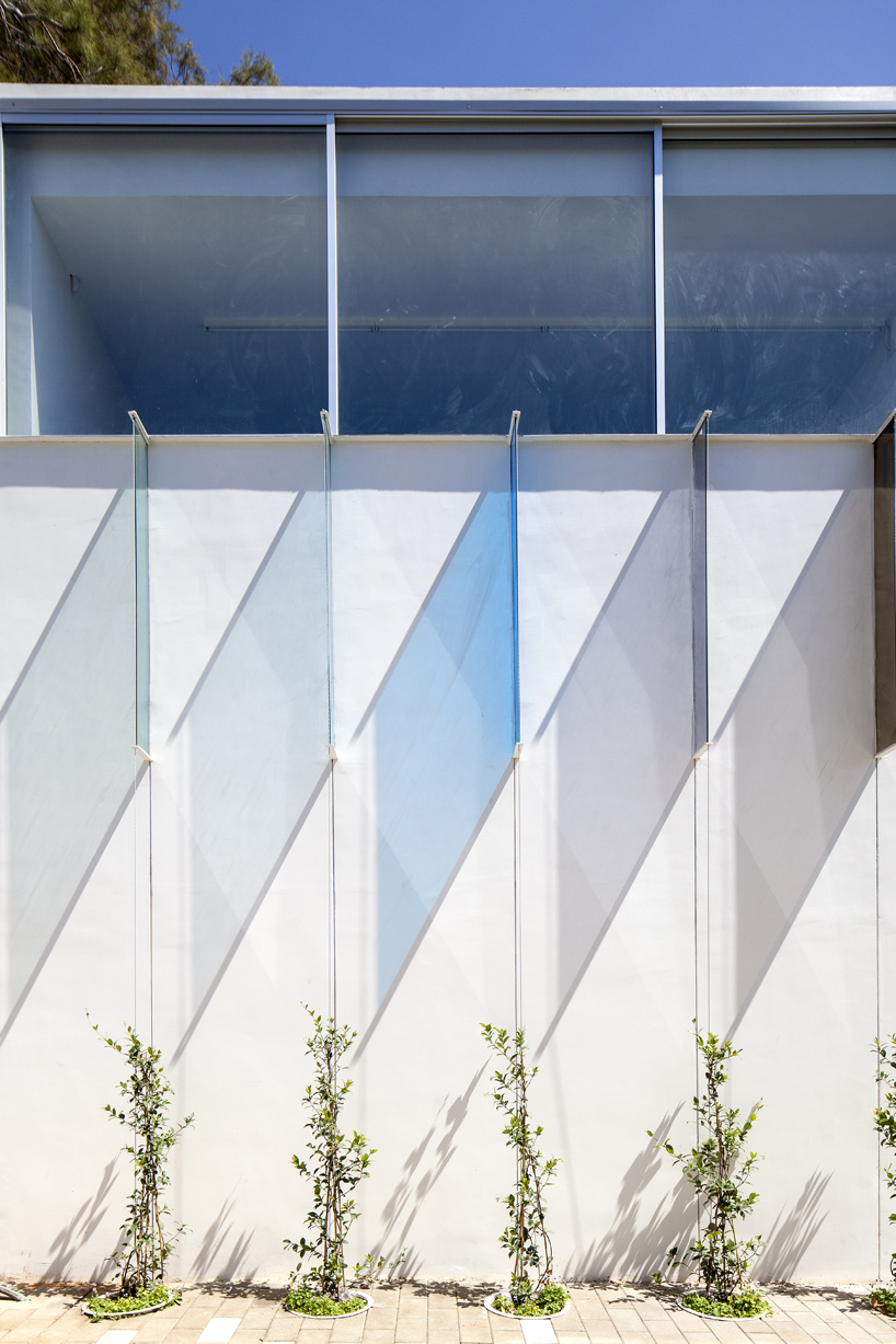 paritzki liani architects pays an homage to marc chagall with tel aviv school