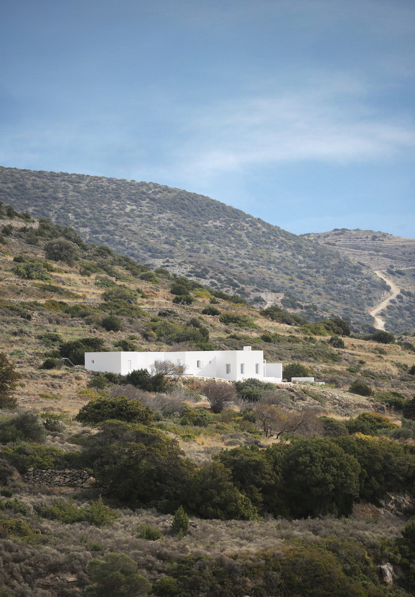react architects inserts maison kamari into the arid greek landscape