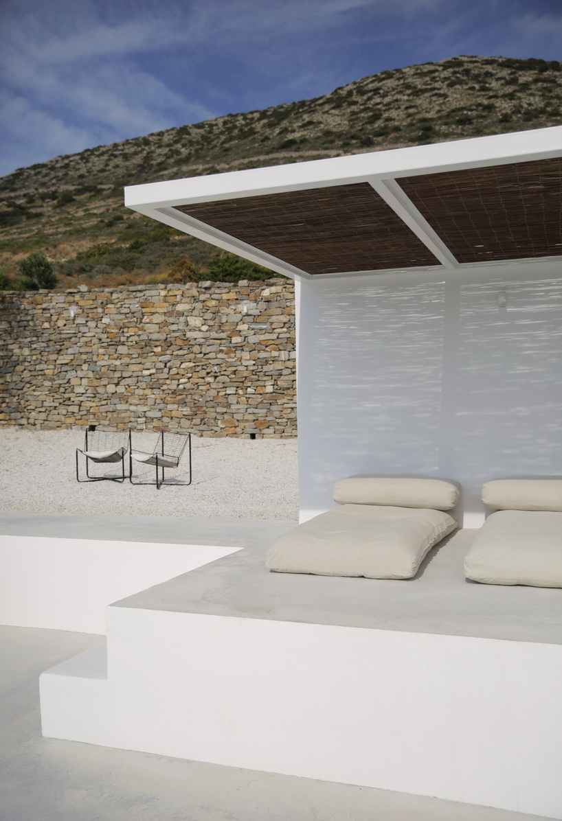 react architects inserts maison kamari into the arid greek landscape