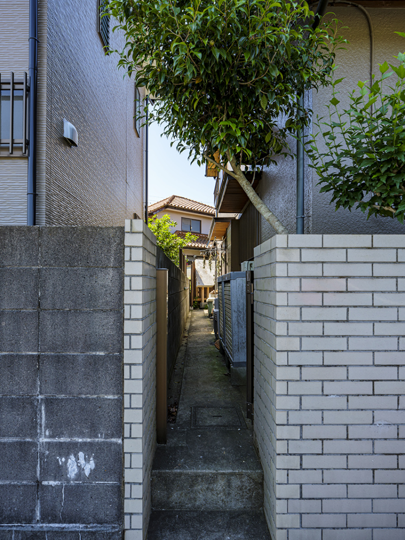 moss-covered earthen roof shields teahouse’s waiting area in japan