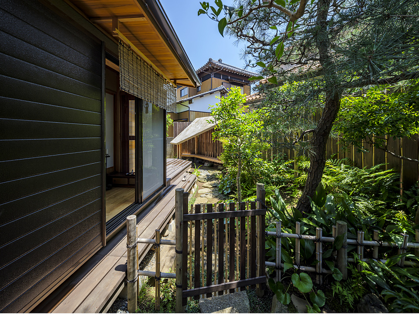 moss-covered earthen roof shields teahouse’s waiting area in japan