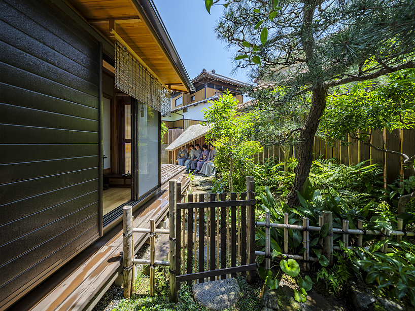 Techo de tierra cubierto de musgo en la zona de espera de una casa de té japonesa