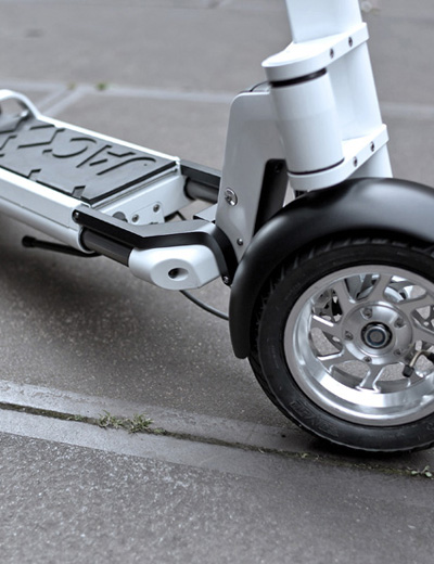 JAC< personal electric scooter by LEEV mobility