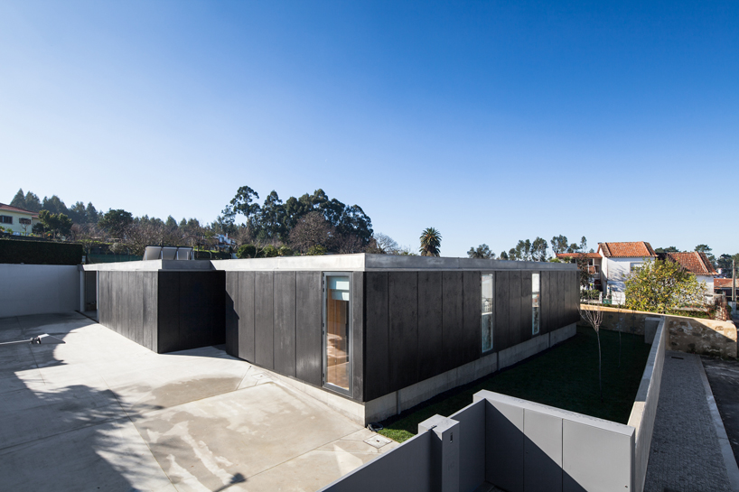 arquitectos matos' geometrically L shaped house in mosteiro