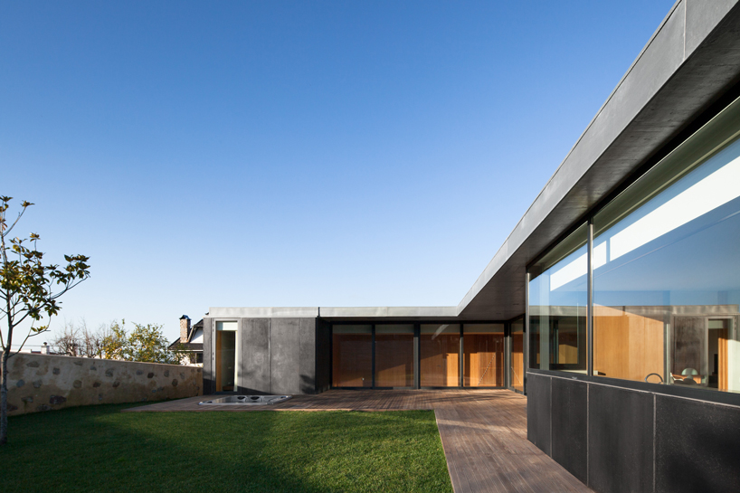 arquitectos matos' geometrically L shaped house in mosteiro