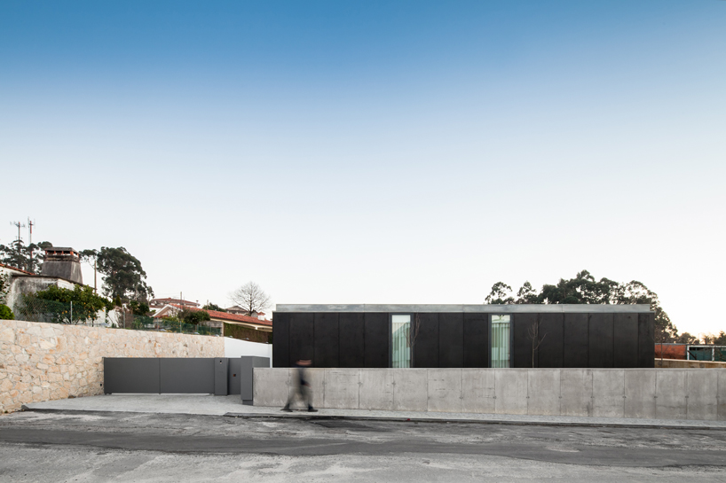 arquitectos matos' geometrically L shaped house in mosteiro