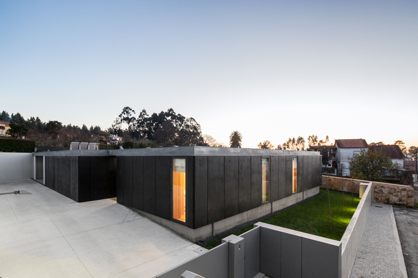 arquitectos matos' geometrically L shaped house in mosteiro