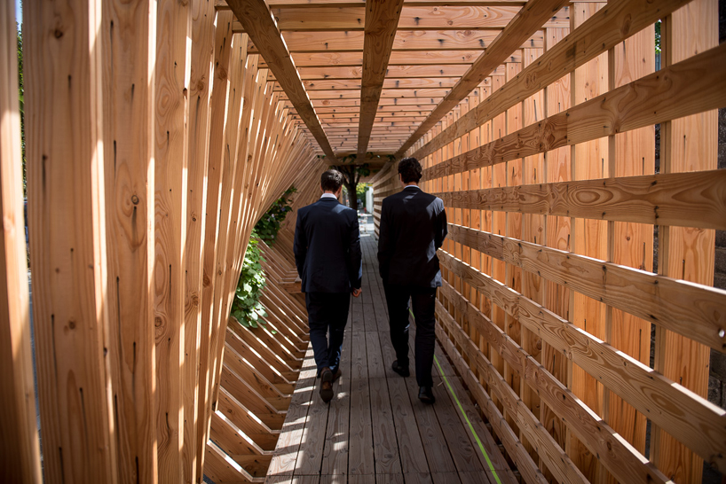 atelier vecteur carves an oscillating timber tunnel through nantes, france