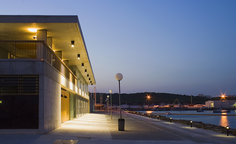 enrique abascal arquitectos: service building at the port of barbate