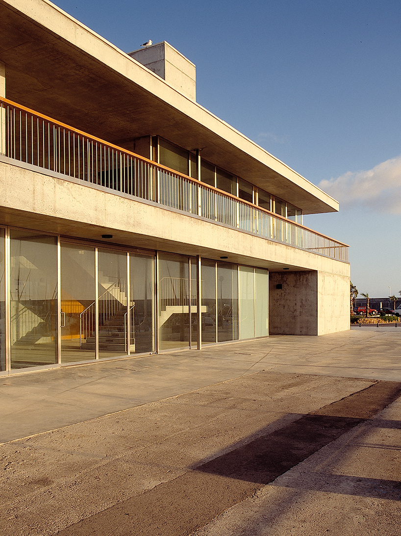 enrique abascal arquitectos: service building at the port of barbate