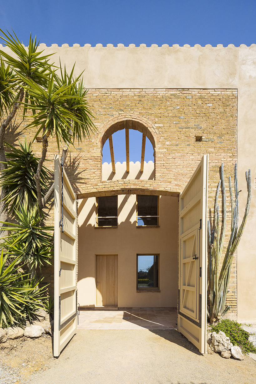 Un establo de ovejas en España se convierte en una casa familiar que conserva los arcos de ladrillo originales