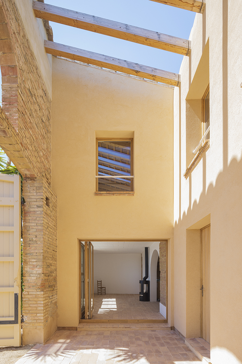 Un establo de ovejas en España se convierte en una casa familiar que conserva los arcos de ladrillo originales