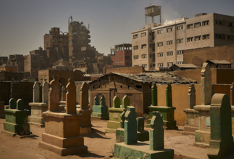 městské tkaniny se spojují se hřbitovy v egyptské poušti ve fotografické sérii manuela alvareze diestra