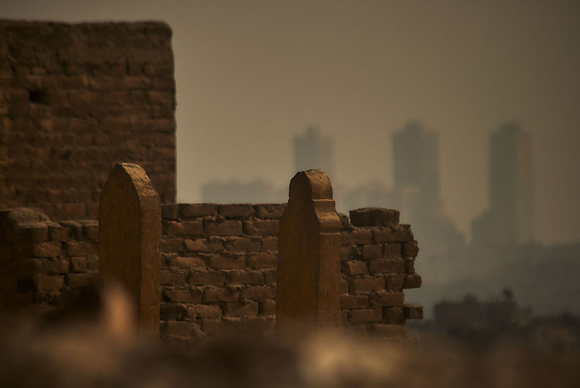 městské tkaniny se spojují se hřbitovy v egyptské poušti ve fotografické sérii manuela alvareze diestra