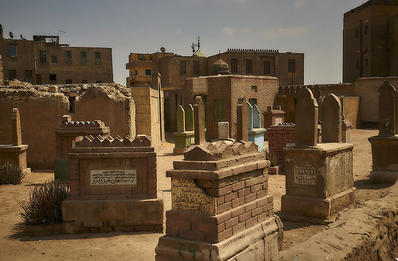 městské tkaniny se spojují se hřbitovy v egyptské poušti ve fotografické sérii manuela alvareze diestra