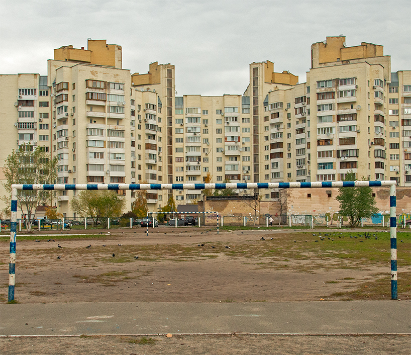 manuel álvarezdiestro convierte las porterías de fútbol en marcos arquitectónicos de observación