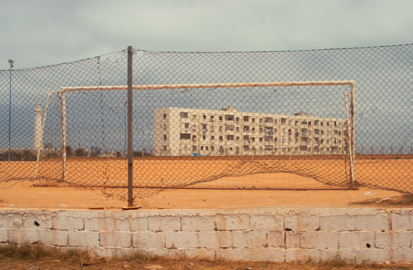 manuel álvarezdiestro convierte las porterías de fútbol en marcos arquitectónicos de observación