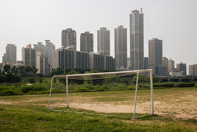 manuel álvarezdiestro convierte las porterías de fútbol en marcos arquitectónicos de observación