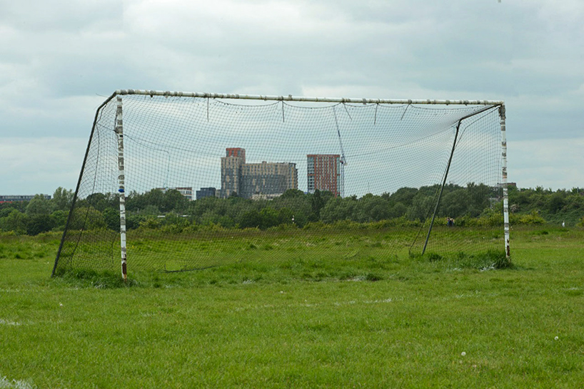 manuel álvarezdiestro convierte las porterías de fútbol en marcos arquitectónicos de observación