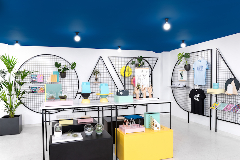 masquespacio paints valencia lifestyle store with block colors + bold lines