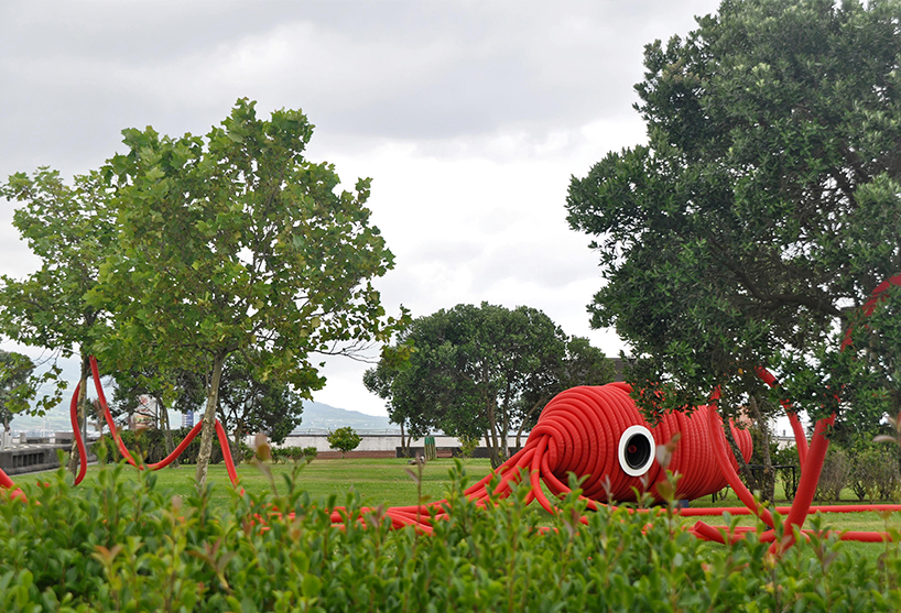 vernie the giant squid installation by moradavaga takes part in walk&talk festival in são miguel