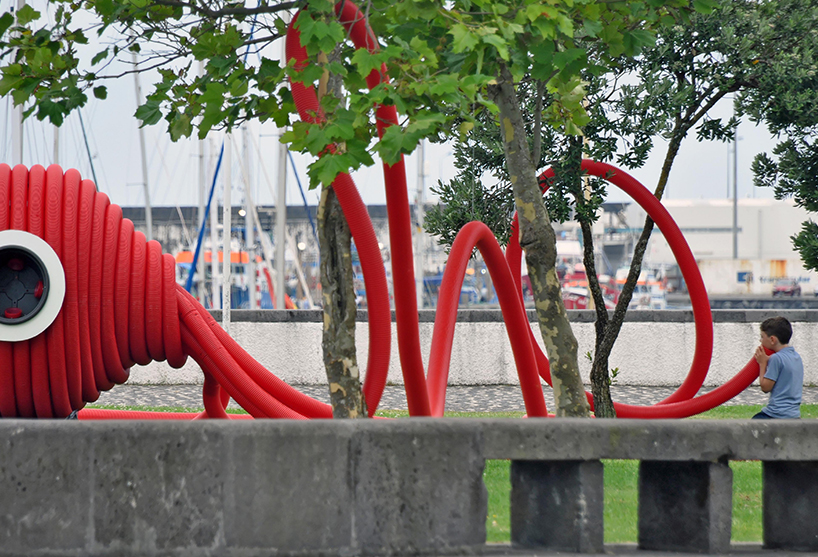vernie squid installation moradavaga walk&talk sao miguel designboom 02