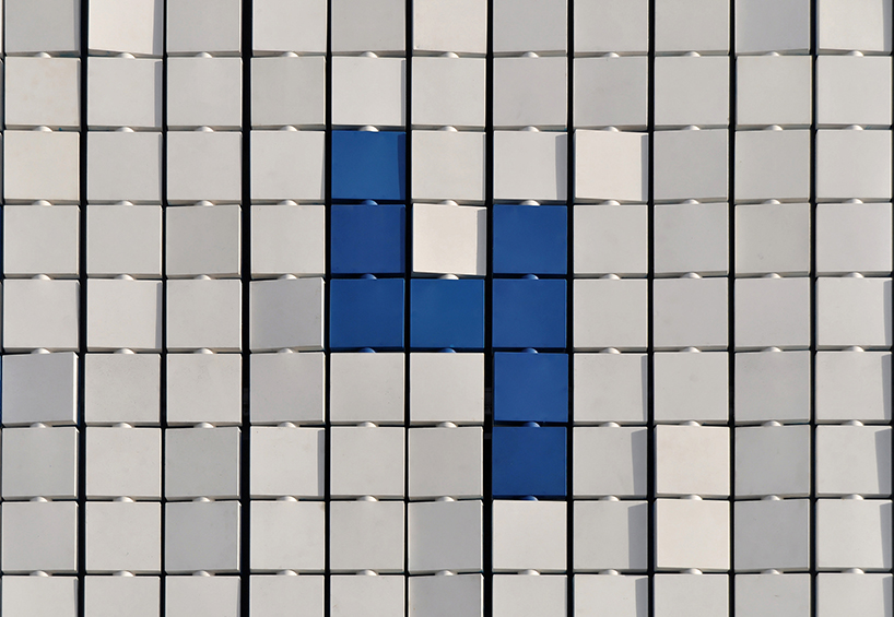 flip-it by moradavaga is an interactive pixel-like mural for portuguese street theatre festival