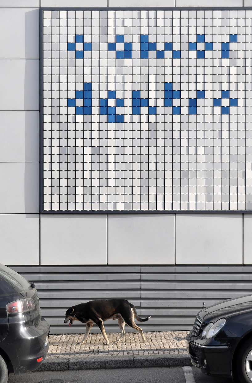 flip-it by moradavaga is an interactive pixel-like mural for portuguese street theatre festival