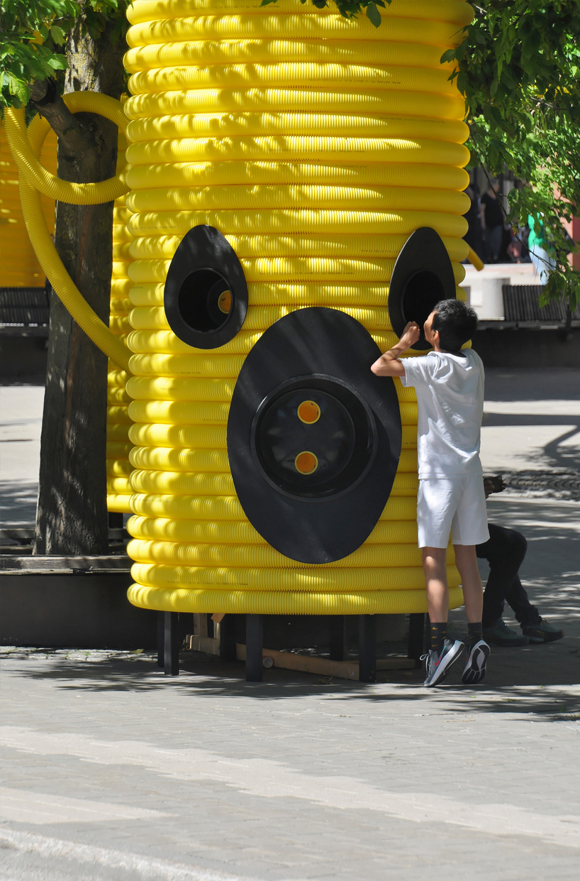 Friendly yellow giants connect strangers and friends at Örebro Square in Sweden 3