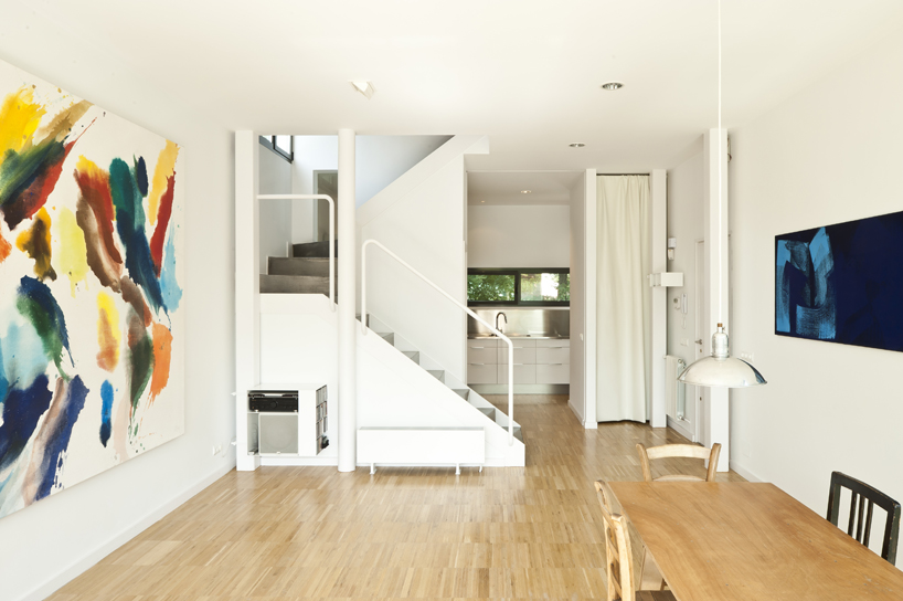 narrow house by hollegha arquitectos, madrid